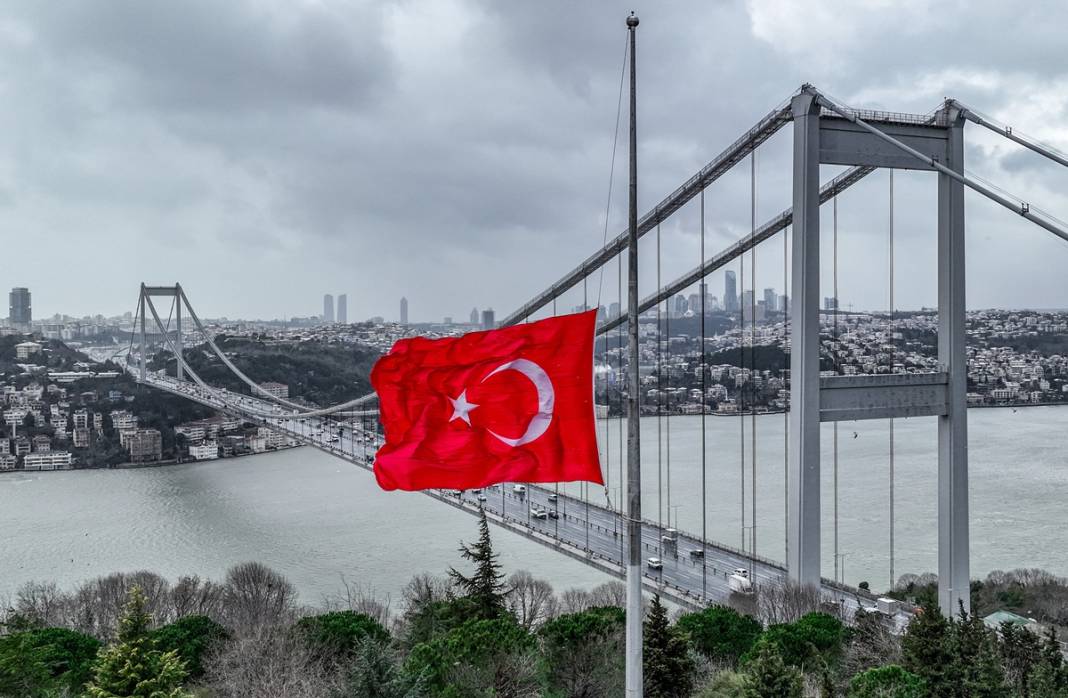 TBMM'deki bütün bayraklar yarıya indirilirken o bayrağa dokunulmadı! Bakın neden... 16
